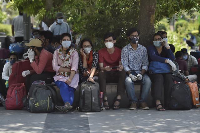Those from outside Delhi wait for their turn to get thermally screened before travelling back to their homes at Ambedkar Stadium. (Burhaan Kinu/HT Photo (For representational purpose only)) Those from outside Delhi wait for their turn to get thermally screened before travelling back to their homes at Ambedkar Stadium. (Burhaan Kinu/HT Photo (For representational purpose only))