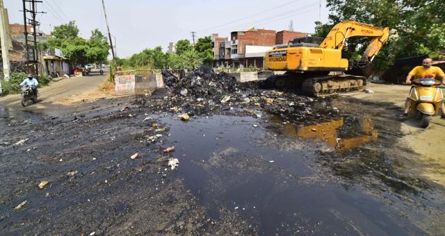 Workers clearing the Buddha Nullah ahead of monsoon in Ludhiana on Tuesday. (Gurpreet Singh/HT ) Workers clearing the Buddha Nullah ahead of monsoon in Ludhiana on Tuesday. (Gurpreet Singh/HT )