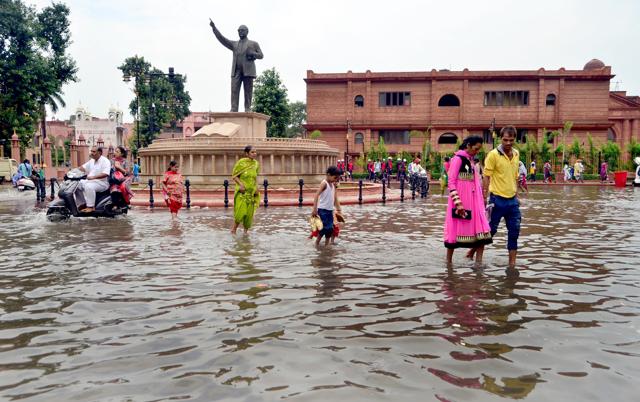 People wading through the waterlogged Heritage Street in Amritsar. (Sameer Sehgal /HT) People wading through the waterlogged Heritage Street in Amritsar. (Sameer Sehgal /HT)