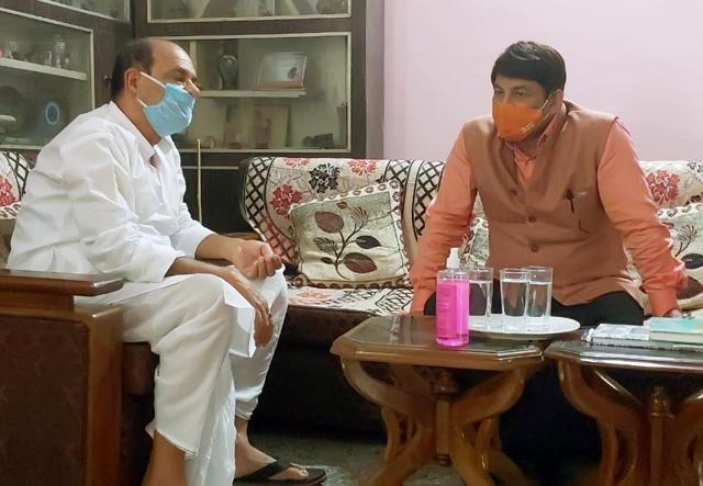 BJP MP Manoj Tiwari pays a visit to Bollywood actor Sushant Singh Rajput’s father Krishna Kumar Singh at their family residence in Patna, Bihar. (Santosh Kumar/ Hindustan Times) BJP MP Manoj Tiwari pays a visit to Bollywood actor Sushant Singh Rajput’s father Krishna Kumar Singh at their family residence in Patna, Bihar. (Santosh Kumar/ Hindustan Times)