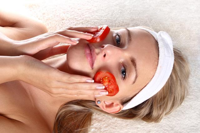Tomato does wonders to one’s skin. (Photo: Shutterstock) Tomato does wonders to one’s skin. (Photo: Shutterstock)