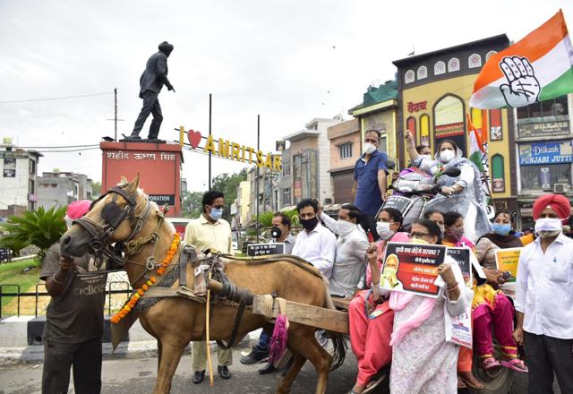 Congress workers raising slogans against the Centre at Hall Gate in Amritsar on Monday. (Sameer Sehgal/HT)
