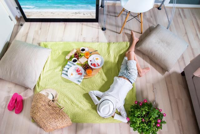 Low seating with lots of cushions and blankets creates a comfy picnic spot. (Photo: Shutterstock) Low seating with lots of cushions and blankets creates a comfy picnic spot. (Photo: Shutterstock)