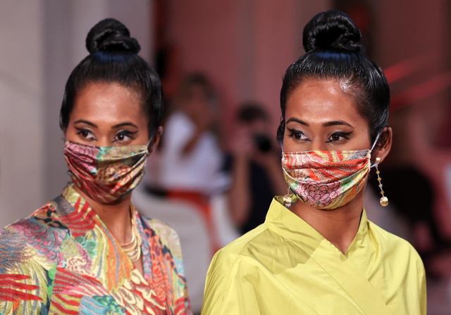Models wear face masks as they present creations of the 2021 summer collection by designer Anja Gockel at Adlon Hotel, following the coronavirus disease (COVID-19) outbreak in Berlin, Germany, June 30, 2020. (REUTERS) Models wear face masks as they present creations of the 2021 summer collection by designer Anja Gockel at Adlon Hotel, following the coronavirus disease (COVID-19) outbreak in Berlin, Germany, June 30, 2020. (REUTERS)