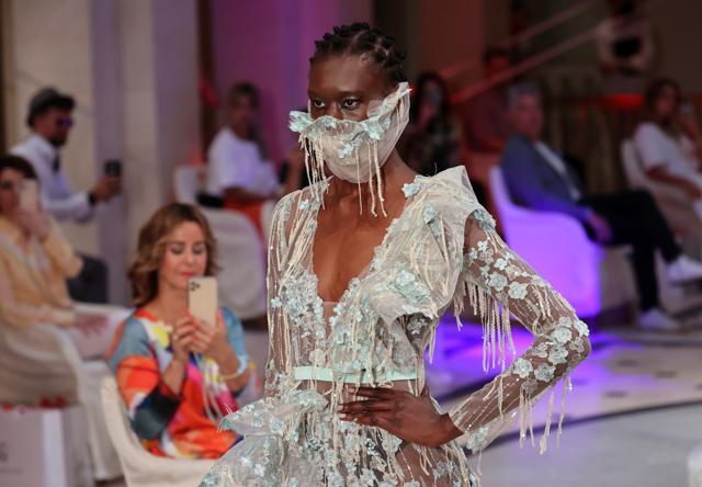 A model wears a face mask as she presents creations of the 2021 summer collection by designer Anja Gockel at Adlon Hotel, following the coronavirus disease (COVID-19) outbreak in Berlin, Germany, June 30, 2020. (REUTERS) A model wears a face mask as she presents creations of the 2021 summer collection by designer Anja Gockel at Adlon Hotel, following the coronavirus disease (COVID-19) outbreak in Berlin, Germany, June 30, 2020. (REUTERS)