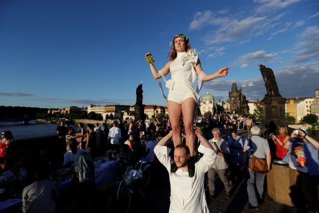 Acrobats perform as residents dine at a 500-metre-long table spanning across the length of the medieval Charles Bridge as restrictions ease following the coronavirus disease (COVID-19) outbreak, in Prague, Czech Republic June 30, 2020. (REUTERS)