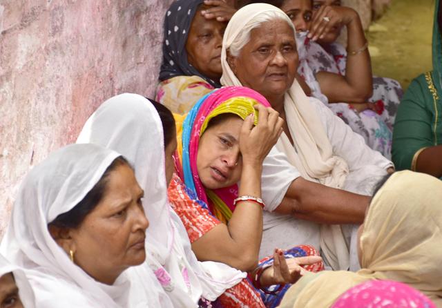 Family members of the deceased Satpal in an inconsolable state. (Sameer Sehgal/HT) Family members of the deceased Satpal in an inconsolable state. (Sameer Sehgal/HT)