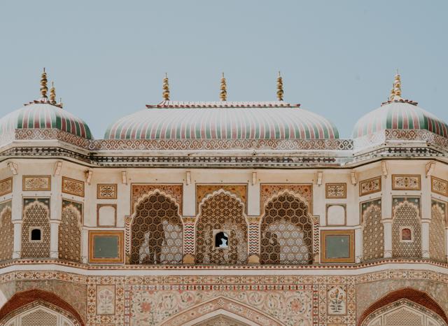 The fort's intricate carvings, sprawling courtyards, and grand halls make it a perfect setting for a grand wedding celebration.(Unsplash )