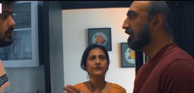 A still from Chor Ki Dadi Mein Tinka