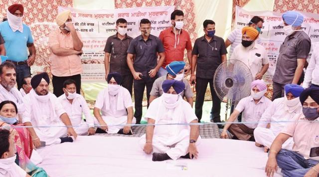 Shiromani Akali Dal president Sukhbir Singh Badal (centre) leading the dharna at Zirakpur in Mohali district on Tuesday. (HT Photo) Shiromani Akali Dal president Sukhbir Singh Badal (centre) leading the dharna at Zirakpur in Mohali district on Tuesday. (HT Photo)