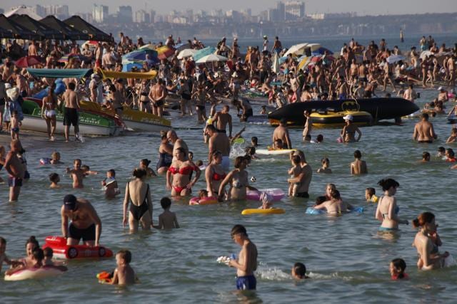 In Russia And Ukraine No Social Distance Masks On Crowded Beaches Travel Hindustan Times