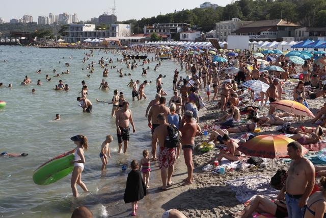 In Russia And Ukraine No Social Distance Masks On Crowded Beaches Travel Hindustan Times