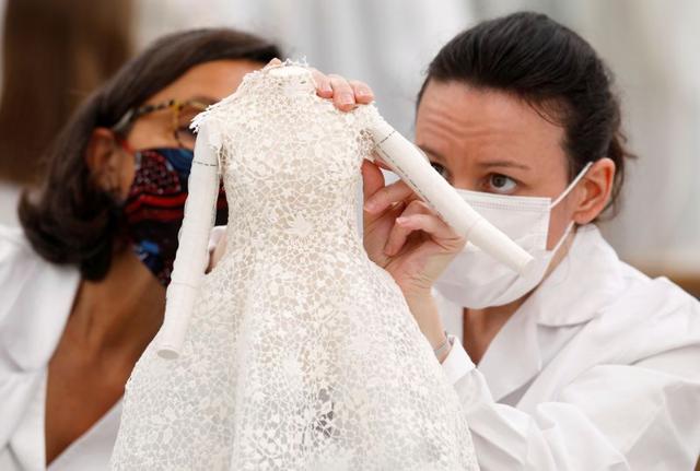 Seamstresses work on creations at Dior workshop ahead of the Haute Couture Online Fall/Winter 2020/2021 collection presentation by designer Maria Grazia Chiuri for fashion house Dior in Paris, France, July 4, 2020. (REUTERS) Seamstresses work on creations at Dior workshop ahead of the Haute Couture Online Fall/Winter 2020/2021 collection presentation by designer Maria Grazia Chiuri for fashion house Dior in Paris, France, July 4, 2020. (REUTERS)