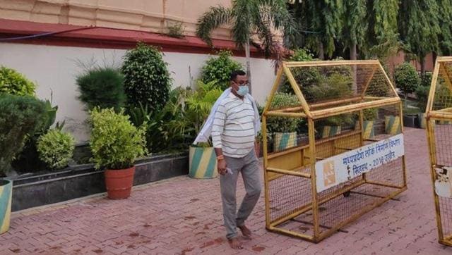Vikas Dubey outside the Mahakal temple in Ujjain where he paid Rs 250 entry fees. He told the security guards after the darshan that he wanted to surrender and asked them to call the police. (HT Photo) Vikas Dubey outside the Mahakal temple in Ujjain where he paid Rs 250 entry fees. He told the security guards after the darshan that he wanted to surrender and asked them to call the police. (HT Photo)