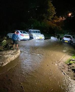 Vehicles stranded at Kanyal road following heavy rainfall in Manali on Saturday. (ANI)