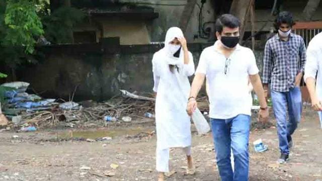 Rhea Chakraborty at the Dr. R. N. Cooper Municipal General Hospital in Mumbai after Sushant Singh Rajput was found dead. (Varinder Chawla) Rhea Chakraborty at the Dr. R. N. Cooper Municipal General Hospital in Mumbai after Sushant Singh Rajput was found dead. (Varinder Chawla)