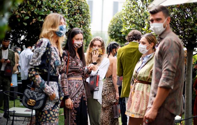 Guests are seen at the end of the Etro Spring/Summer 2021 Men's collection and Women's pre-collection livestreamed show at the Four Seasons hotel, amid the coronavirus disease (COVID-19) outbreak, during Milan Digital Fashion Week in Milan, Italy, July 15, 2020. (REUTERS) Guests are seen at the end of the Etro Spring/Summer 2021 Men's collection and Women's pre-collection livestreamed show at the Four Seasons hotel, amid the coronavirus disease (COVID-19) outbreak, during Milan Digital Fashion Week in Milan, Italy, July 15, 2020. (REUTERS)