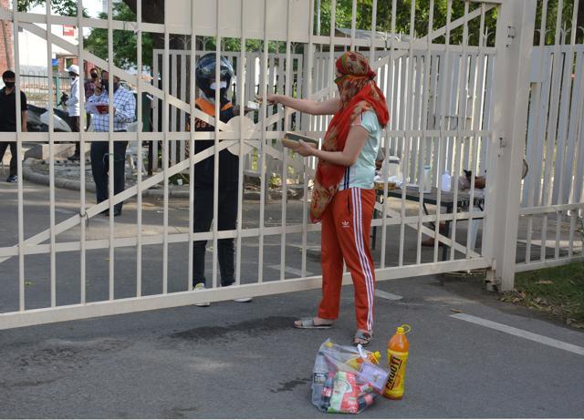 Residents often delay coming to the society gate to receive the order and delivery boys have to stand in scorching heat. (Photo: Sant Arora/HT (For representational purpose only)) Residents often delay coming to the society gate to receive the order and delivery boys have to stand in scorching heat. (Photo: Sant Arora/HT (For representational purpose only))