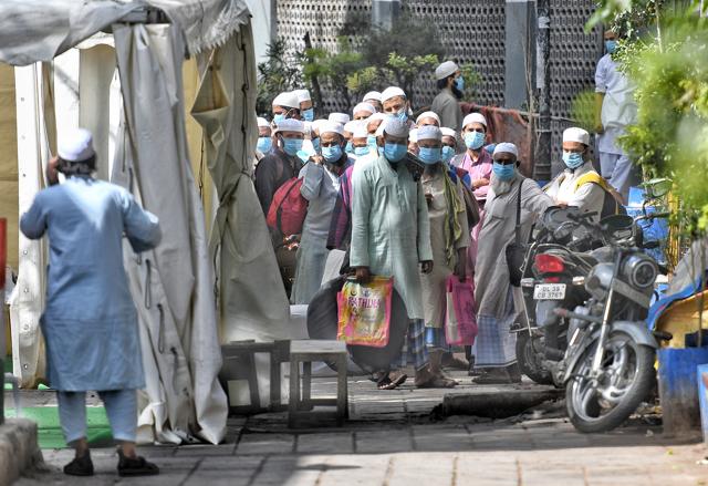 Followers of the Tablighi Jamaat at Nizamuddin in New Delhi waiting to board buses that will take them to a quarantine facility during the initial 21-day nationwide lockdown to prevent the spread of the corona virus. (Biplov Bhuyan/Hindustan Times) Followers of the Tablighi Jamaat at Nizamuddin in New Delhi waiting to board buses that will take them to a quarantine facility during the initial 21-day nationwide lockdown to prevent the spread of the corona virus. (Biplov Bhuyan/Hindustan Times)