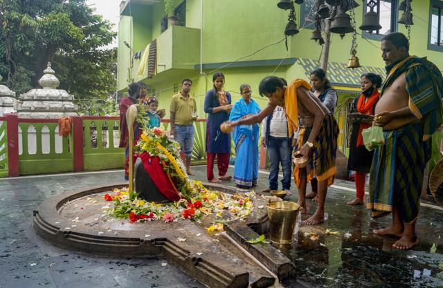 Bhubaneswar: Devotees offer prayers to Lord Kharakhia Baidyanath on occasion of the third 'Somwar' of the holy month of Shravan, in Bhubaneswar, Monday, July 20, 2020. (PTI) Bhubaneswar: Devotees offer prayers to Lord Kharakhia Baidyanath on occasion of the third 'Somwar' of the holy month of Shravan, in Bhubaneswar, Monday, July 20, 2020. (PTI)