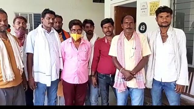 Anandilal Kushwaha (in centre, wearing yellow mask) says he will share the proceeds from the auction of the diamond with the eight other men who helped him in digging the mine. (Screengrab) Anandilal Kushwaha (in centre, wearing yellow mask) says he will share the proceeds from the auction of the diamond with the eight other men who helped him in digging the mine. (Screengrab)