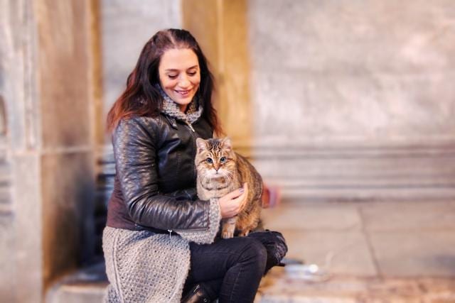 Umut Bahceci, a Turkish tour guide who runs an Instagram account for Gli, poses with Gli the cat of Hagia Sophia or Ayasofya in Istanbul, Turkey, December 23, 2017. (via REUTERS) Umut Bahceci, a Turkish tour guide who runs an Instagram account for Gli, poses with Gli the cat of Hagia Sophia or Ayasofya in Istanbul, Turkey, December 23, 2017. (via REUTERS)