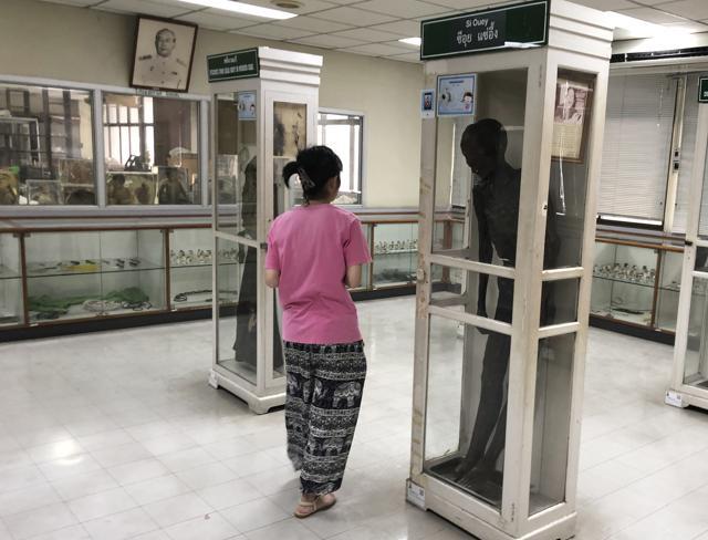 A visitor views the corpse of the infamous serial killer Si Ouey, right, on display in an upright glass case at the Forensic Museum Siriraj Hospital. (AP File Photo/Sakchai Lalit) A visitor views the corpse of the infamous serial killer Si Ouey, right, on display in an upright glass case at the Forensic Museum Siriraj Hospital. (AP File Photo/Sakchai Lalit)