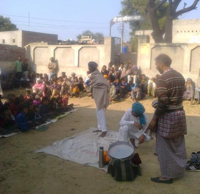 Punjabi actor Samuel John performing a street play in village in Punjab. (HT Photo ) Punjabi actor Samuel John performing a street play in village in Punjab. (HT Photo )