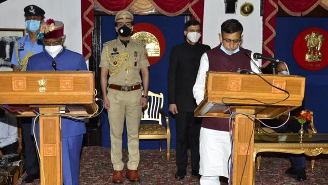 Ghumarwin BJP legislator being administered the oath of cabinet minister. (HT Photo) Ghumarwin BJP legislator being administered the oath of cabinet minister. (HT Photo)