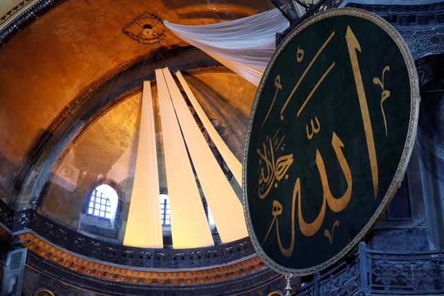 Curtains cover Christian frescoes inside Hagia Sophia Grand Mosque during the afternoon prayer in Istanbul, Turkey, July 26, 2020. (REUTERS) Curtains cover Christian frescoes inside Hagia Sophia Grand Mosque during the afternoon prayer in Istanbul, Turkey, July 26, 2020. (REUTERS)