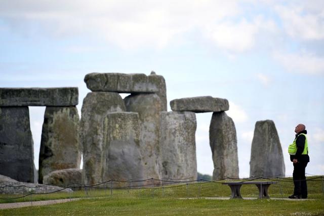 FILE PHOTO: A security officer patrols around the perimeter Stonehenge stone circle, where official Summer Solstice celebrations were cancelled due to the spread of the coronavirus disease (COVID-19), near Amesbury, Britain June 20, 2020. REUTERS/Toby Melville/File Photo (REUTERS) FILE PHOTO: A security officer patrols around the perimeter Stonehenge stone circle, where official Summer Solstice celebrations were cancelled due to the spread of the coronavirus disease (COVID-19), near Amesbury, Britain June 20, 2020. REUTERS/Toby Melville/File Photo (REUTERS)