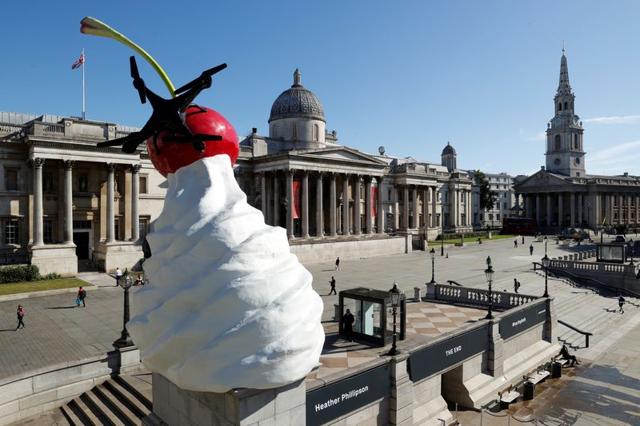 Heather Phillipson's sculpture ''THE END'' is seen after it was unveiled on Trafalgar Square's Fourth Plinth, in London, Britain, July 30, 2020. (REUTERS) Heather Phillipson's sculpture ''THE END'' is seen after it was unveiled on Trafalgar Square's Fourth Plinth, in London, Britain, July 30, 2020. (REUTERS)