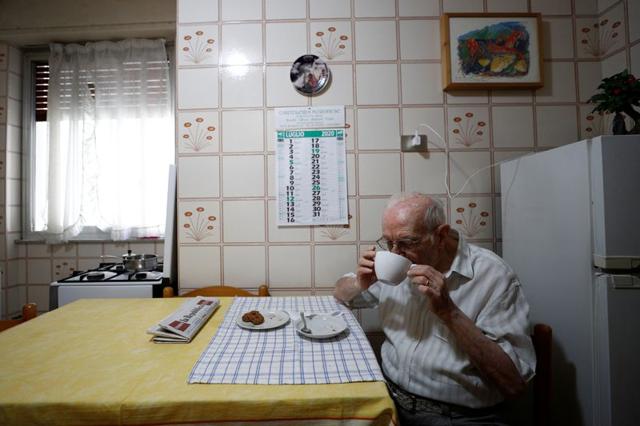 Giuseppe Paterno, 96, Italy's oldest student, has breakfast in his kitchen, two days before he graduates from The University of Palermo with an undergraduate degree in history and philosophy, at his home in Palermo, Italy, July 27, 2020. (REUTERS) Giuseppe Paterno, 96, Italy's oldest student, has breakfast in his kitchen, two days before he graduates from The University of Palermo with an undergraduate degree in history and philosophy, at his home in Palermo, Italy, July 27, 2020. (REUTERS)