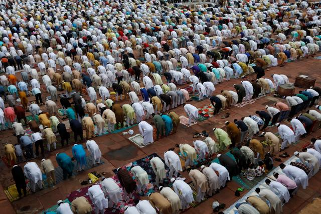 Muslims offer Eid al-Adha prayers at the Jama Masjid (Grand Mosque) during the outbreak of the coronavirus disease (COVID-19), in the old quarters of Delhi, India, August 1, 2020. (REUTERS) Muslims offer Eid al-Adha prayers at the Jama Masjid (Grand Mosque) during the outbreak of the coronavirus disease (COVID-19), in the old quarters of Delhi, India, August 1, 2020. (REUTERS)