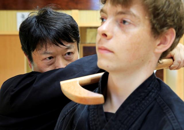 https://images.hindustantimes.com/rf/image_size_640x362/HT/p2/2020/08/03/Pictures/genichi-mitsuhashi-teaches-martial-arts-training-guest_33f9d1e4-d596-11ea-89d7-4307b9472930.jpg