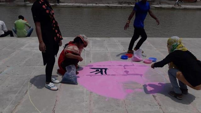 Decoration being done at Ram KI Paidi in Ayodhya on Tuesday. (HT Photo) Decoration being done at Ram KI Paidi in Ayodhya on Tuesday. (HT Photo)