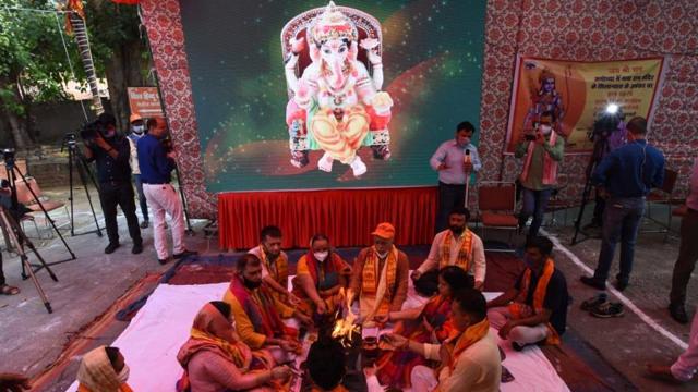 Havan at VHP office at Delhi to celebrate Ram Janam Bhumi Shilanayas Photo Vipin Kumar (Vipin Kumar/HT ) Havan at VHP office at Delhi to celebrate Ram Janam Bhumi Shilanayas Photo Vipin Kumar (Vipin Kumar/HT )