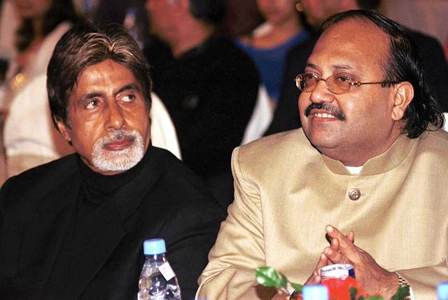Amitabh Bachchan with Samajwadi Party leader & MP Amar Singh at the 'Hero Cycles Stardust Awards' function in Mumbai, India on April 04, 2004. (Girish Srivastava / HT Archive) Amitabh Bachchan with Samajwadi Party leader & MP Amar Singh at the 'Hero Cycles Stardust Awards' function in Mumbai, India on April 04, 2004. (Girish Srivastava / HT Archive)