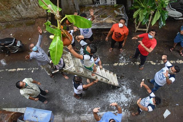 Mumbai: A boy wearing a face mask breaks an earthen pot (Dahi Handi) on the occasion of Krishna Janmashtami festival, in Mumbai, Wednesday, Aug 12, 2020. (PTI)