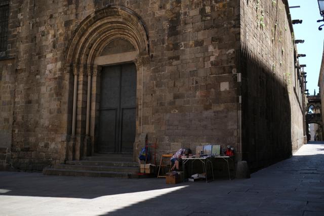 A street vendor rests as he waits for tourists at Barrio Gotico (Gothic Quarter), after Catalonia's regional authorities announced restrictions to contain the spread of the coronavirus disease (COVID-19) in Barcelona, Spain August 7, 2020. (REUTERS) A street vendor rests as he waits for tourists at Barrio Gotico (Gothic Quarter), after Catalonia's regional authorities announced restrictions to contain the spread of the coronavirus disease (COVID-19) in Barcelona, Spain August 7, 2020. (REUTERS)