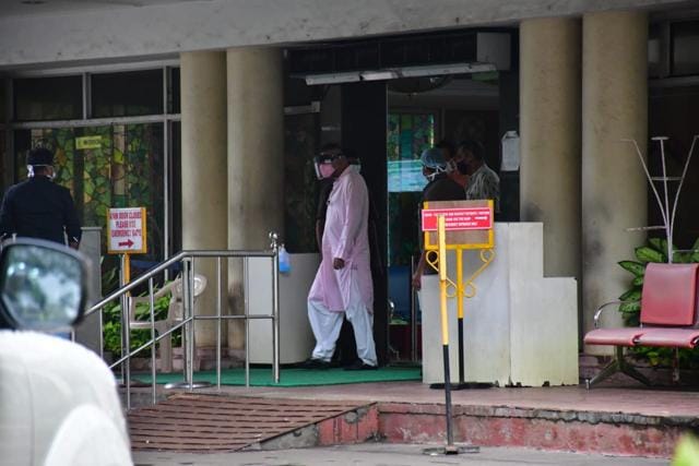 Sanjay Dutt at Lilavati hospital. (Varinder Chawla) Sanjay Dutt at Lilavati hospital. (Varinder Chawla)