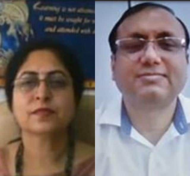 School principal Alka Awasthi (L) and chief guest Manish Agarwal (HT Photo)