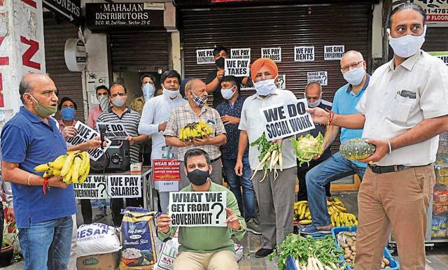 Members of the Chandigarh Beopar Mandal along with shopkeepers protesting against the lockdown in Sector 23 in Chandigarh on Saturday. (Ravi Kumar/HT) Members of the Chandigarh Beopar Mandal along with shopkeepers protesting against the lockdown in Sector 23 in Chandigarh on Saturday. (Ravi Kumar/HT)