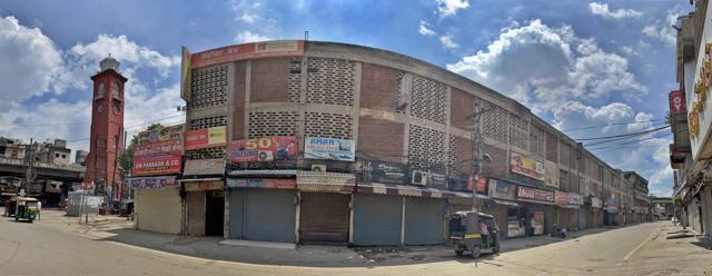 Clock Tower wears a deserted look amid weekend lockdown in Ludhiana on Saturday. (Gurpreet Singh/HT) Clock Tower wears a deserted look amid weekend lockdown in Ludhiana on Saturday. (Gurpreet Singh/HT)