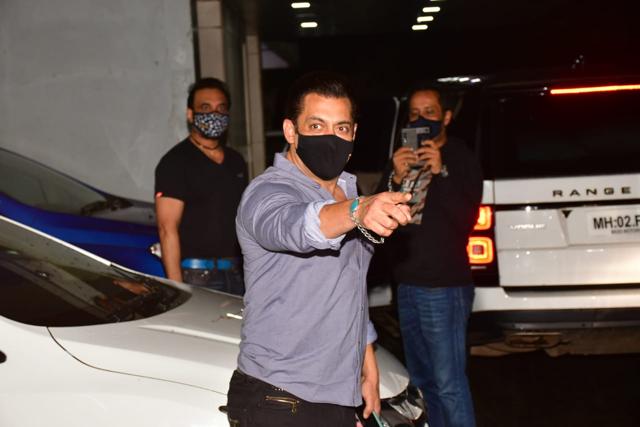 Salman Khan gesturing to the media. (Varinder Chawla) Salman Khan gesturing to the media. (Varinder Chawla)