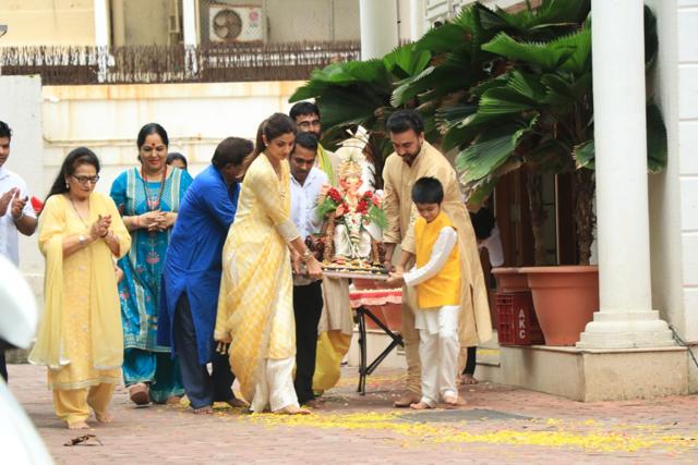 Shilpa Shetty and family during Ganpati visarjan at home. (Varinder Chawla)