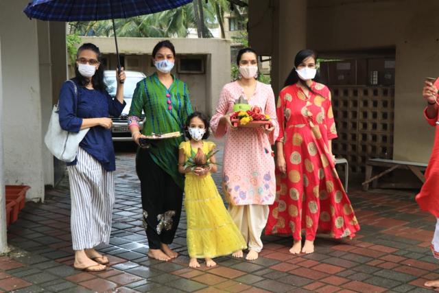 Shraddha Kapoor and family during Ganpati visarjan at home. (Varinder Chawla) Shraddha Kapoor and family during Ganpati visarjan at home. (Varinder Chawla)