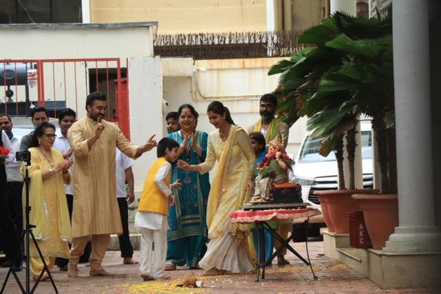 Shilpa Shetty and son Viaan dance during Ganpati visarjan at home. (Varinder Chawla) Shilpa Shetty and son Viaan dance during Ganpati visarjan at home. (Varinder Chawla)