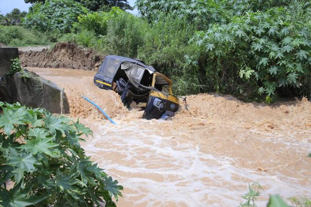 An auto stranded in Baltana. (Keshav Singh/HT) An auto stranded in Baltana. (Keshav Singh/HT)