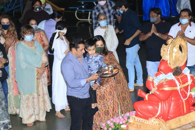 Salman Khan performs the aarti. Salman Khan performs the aarti.